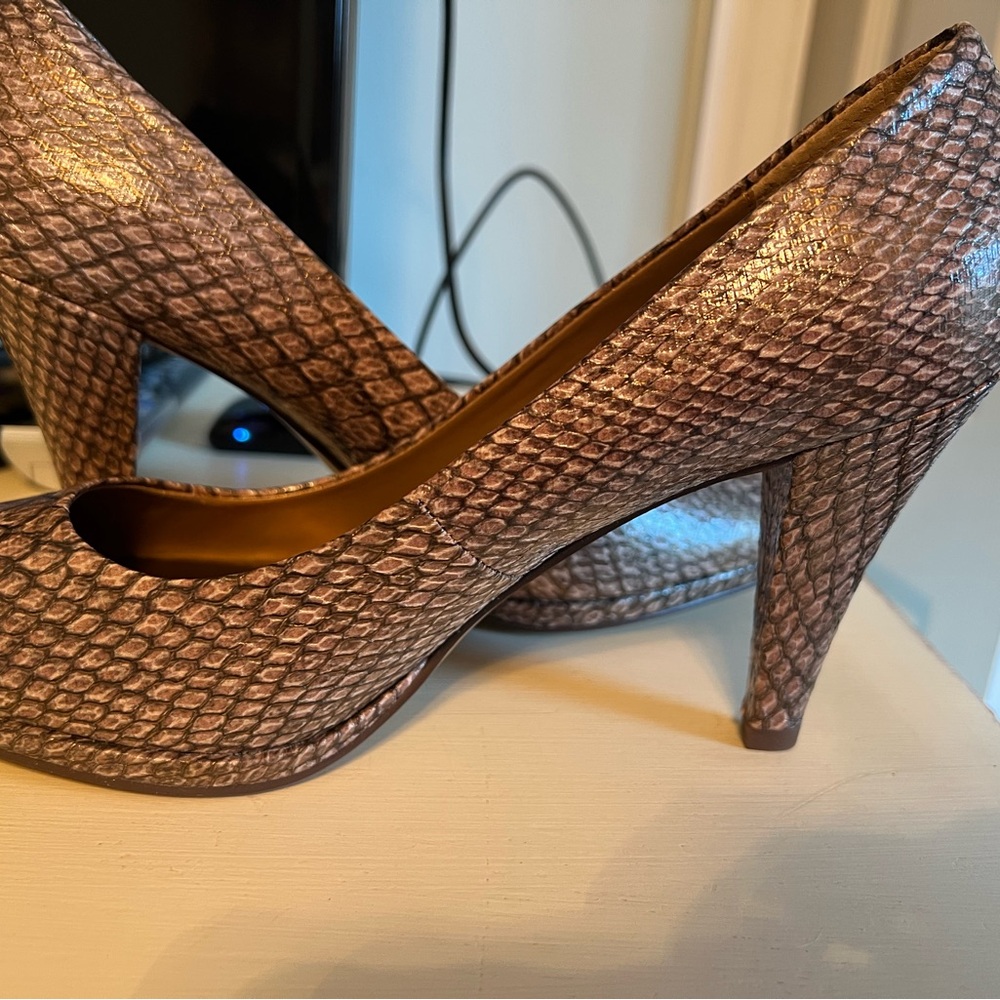 Via Neroli Brown High Heels with Textured Design and Pointed Toe